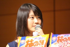 「亀田の柿の種」発売50周年記念の発表会に出席した有村架純