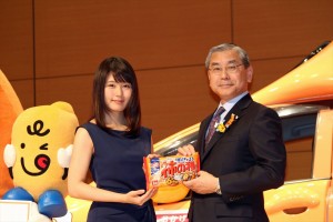 「亀田の柿の種」発売50周年記念の発表会に出席した有村架純