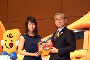 「亀田の柿の種」発売50周年記念の発表会に出席した有村架純