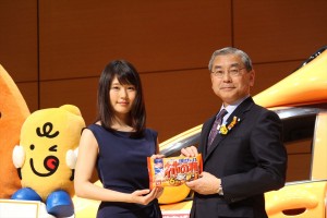 「亀田の柿の種」発売50周年記念の発表会に出席した有村架純