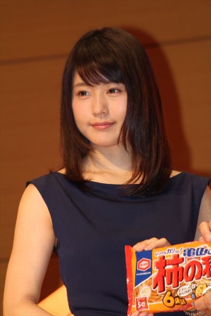 「亀田の柿の種」発売50周年記念の発表会に出席した有村架純