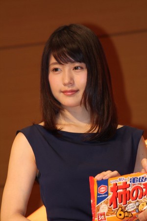 「亀田の柿の種」発売50周年記念の発表会に出席した有村架純