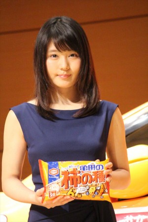 「亀田の柿の種」発売50周年記念の発表会に出席した有村架純