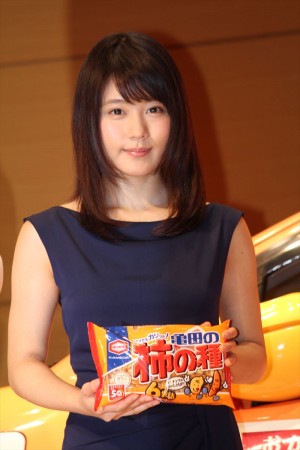 「亀田の柿の種」発売50周年記念の発表会に出席した有村架純