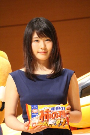 「亀田の柿の種」発売50周年記念の発表会に出席した有村架純