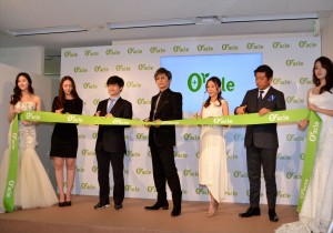GACKTが参加した『オラクル美容皮膚科』東京新宿院のオープニングセレモニーの様子