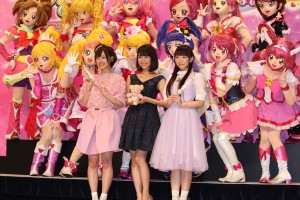 『プリキュア』新シリーズの合同会見に登壇した声優の高橋李依、堀江由衣、女優の新妻聖子