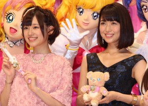 『プリキュア』新シリーズの合同会見に登壇した声優の高橋李依、女優の新妻聖子