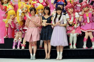 『プリキュア』新シリーズの合同会見に登壇した声優の高橋李依、堀江由衣、女優の新妻聖子