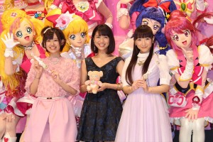 『プリキュア』新シリーズの合同会見に登壇した声優の高橋李依、堀江由衣、女優の新妻聖子