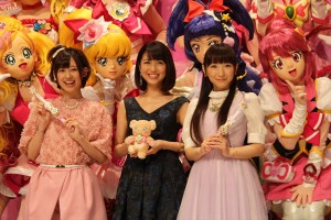 『プリキュア』新シリーズの合同会見に登壇した声優の高橋李依、堀江由衣、女優の新妻聖子