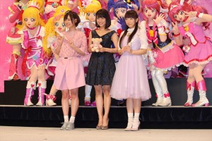『プリキュア』新シリーズの合同会見に登壇した声優の高橋李依、堀江由衣、女優の新妻聖子