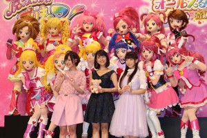 『プリキュア』新シリーズの合同会見に登壇した声優の高橋李依、堀江由衣、女優の新妻聖子