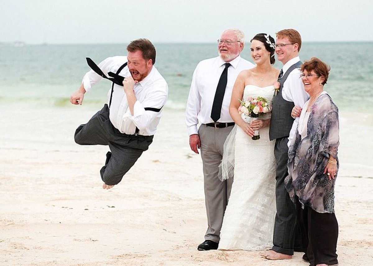 幸せな2人を撮るはずが…！結婚式写真コンペ、ユーモア部門の写真がハイセンス
