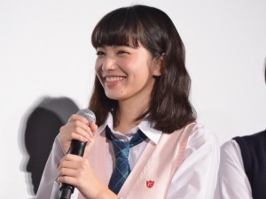 『黒崎くんの言いなりになんてならない』完成披露舞台挨拶に登壇した小松菜奈