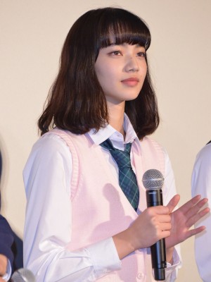 『黒崎くんの言いなりになんてならない』完成披露舞台挨拶に登壇した小松菜奈