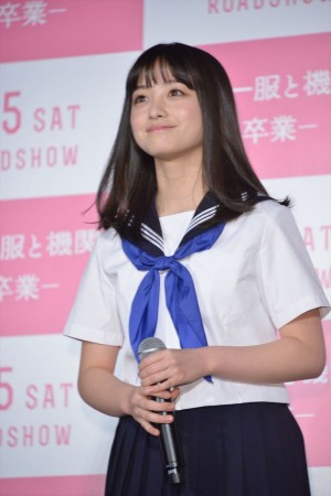 映画『セーラー服と機関銃 ‐卒業‐』特別試写会に登壇した橋本環奈