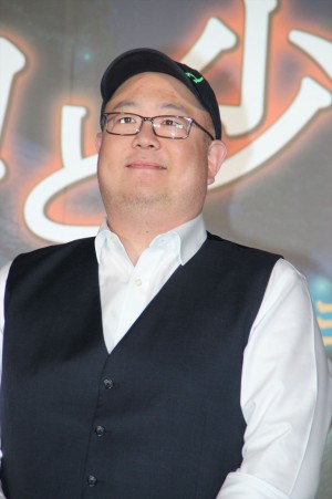 『アーロと少年』監督＆プロデューサー来日会見に登壇したピーター・ソーン監督