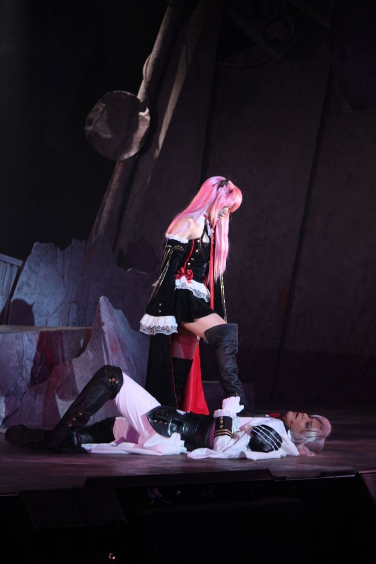 佐野岳、舞台で圧巻の殺陣を披露！ 『終わりのセラフ』ミュージカル開幕