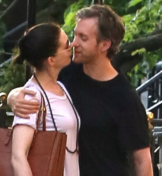 アン・ハサウェイ＆アダム・シュルマン　Anne Hathaway＆Adam Shulman