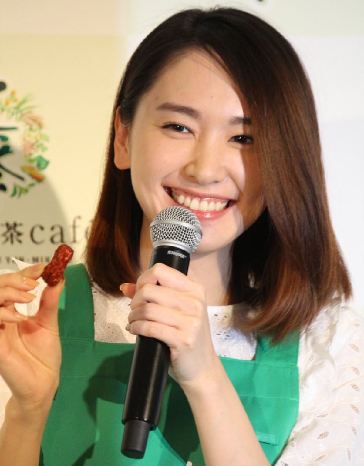 「健康十六茶cafe」オープニングイベントに出席した女優の新垣結衣