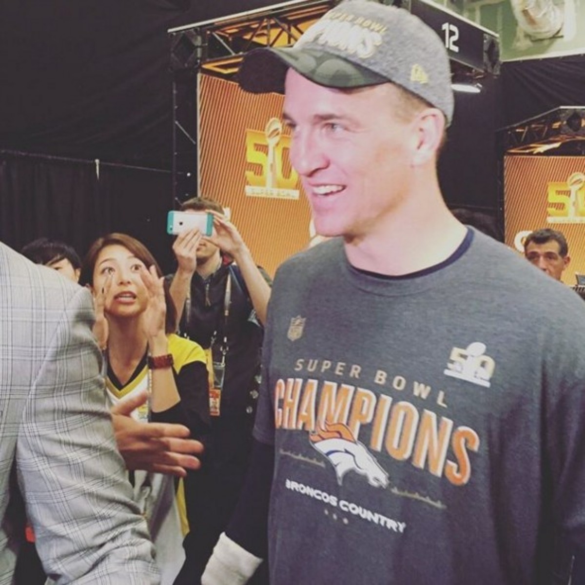相武紗季、NFL大スター選手を前に声張り上げる!