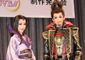 宝塚歌劇月組公演・制作発表に出席した龍真咲と愛希れいか
