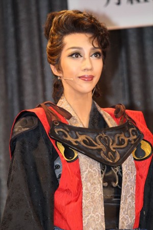 宝塚月組公演・制作発表に出席した美弥るりか