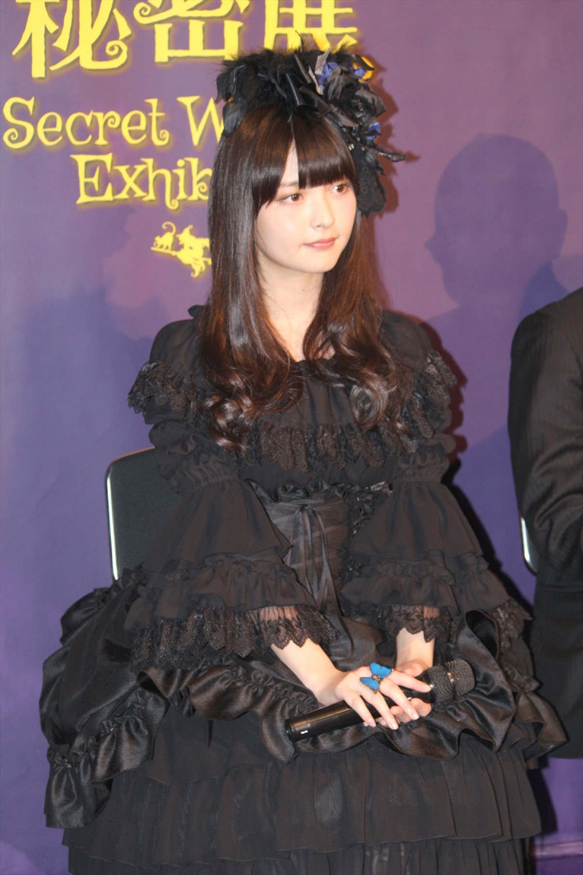 声優・上坂すみれ、“黒一色”ゴスロリ衣装にご満悦　魔女は「憧れの存在」
