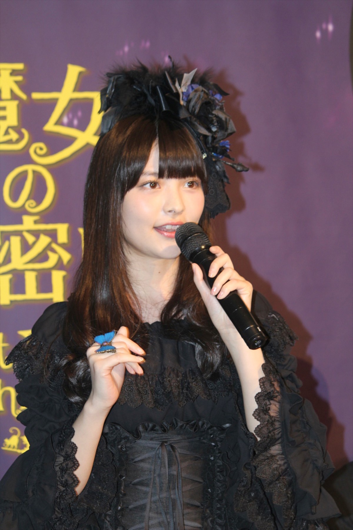 声優・上坂すみれ、“黒一色”ゴスロリ衣装にご満悦　魔女は「憧れの存在」
