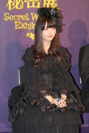  『魔女の秘密展』プレス内覧会に登場した上坂すみれ