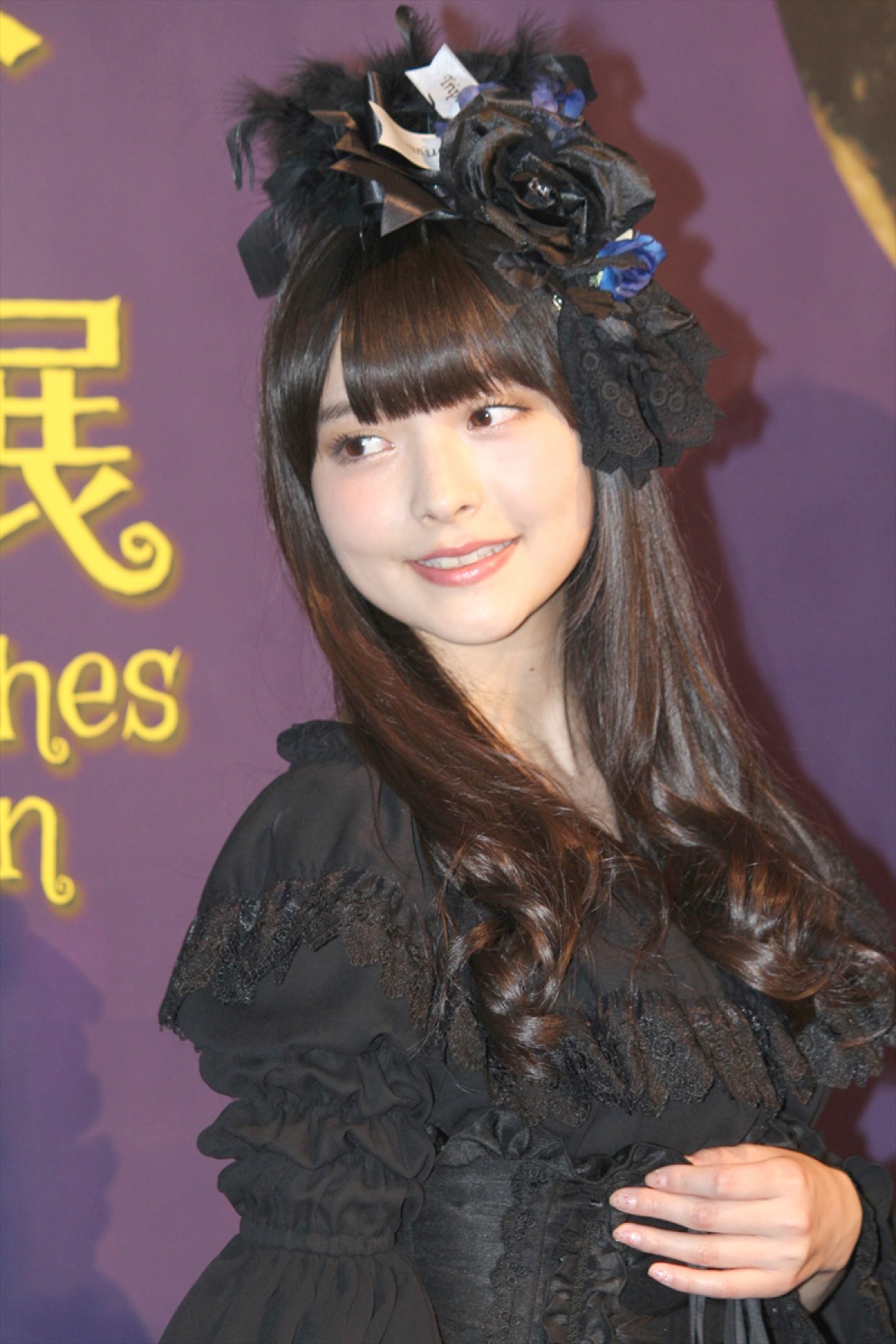 声優・上坂すみれ、“黒一色”ゴスロリ衣装にご満悦　魔女は「憧れの存在」