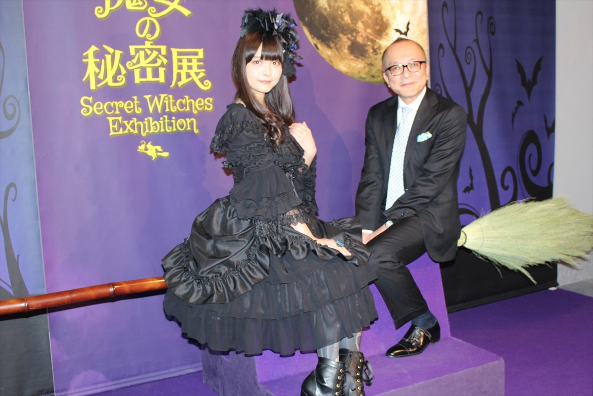 声優・上坂すみれ、“黒一色”ゴスロリ衣装にご満悦　魔女は「憧れの存在」