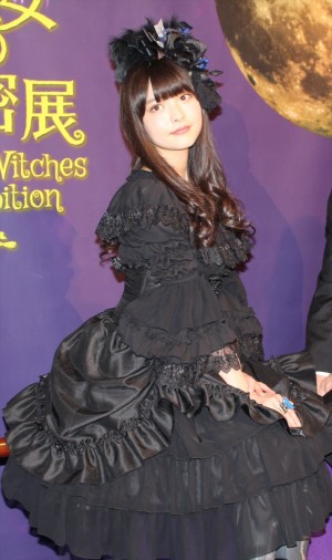  『魔女の秘密展』プレス内覧会に登場した上坂すみれ