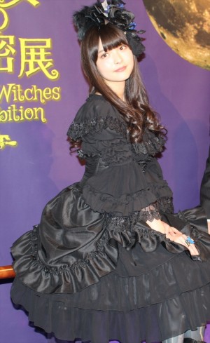 『魔女の秘密展』プレス内覧会に登場した上坂すみれ