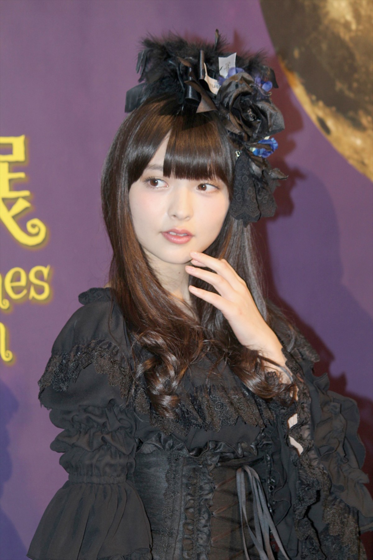 声優・上坂すみれ、“黒一色”ゴスロリ衣装にご満悦　魔女は「憧れの存在」