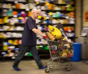 ロンドン駅の忘れ物センターが写真を公開　義足、骨壺…ユニークな品々がいっぱい