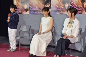 ドラマ『精霊の守り人』記者会見に出席した綾瀬はるか、高島礼子、小林颯