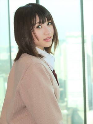 インタビューに応じてくれた注目グラビアアイドル・莉音