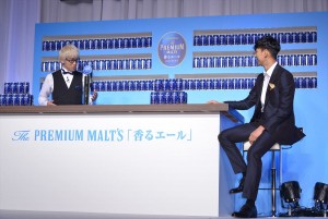 「ザ・プレミアム・モルツ＜香るエール＞」発売イベントに登壇したやまだひさしと松田翔太