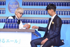 「ザ・プレミアム・モルツ＜香るエール＞」発売イベントに登壇したやまだひさしと松田翔太