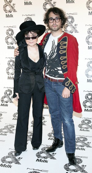 オノ・ヨーコ＆ショーン・レノン、ファッションブランド「threeASFOUR」春夏2010コレクションにて（2009年7月30日）