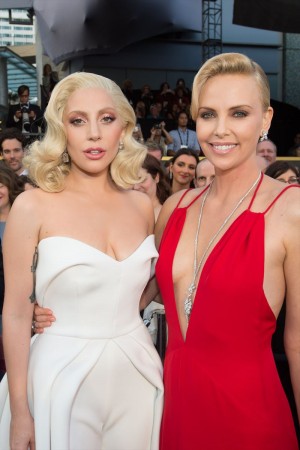 レディー・ガガとシャーリーズ・セロン