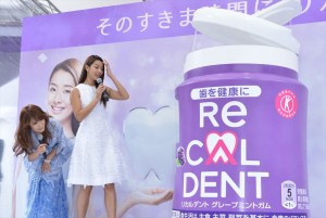 「リカルデント」新製品・テレビCM発表イベントに登壇したすみれとはるな愛