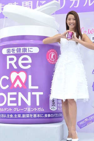 「リカルデント」新製品・テレビCM発表イベントに登壇したすみれ