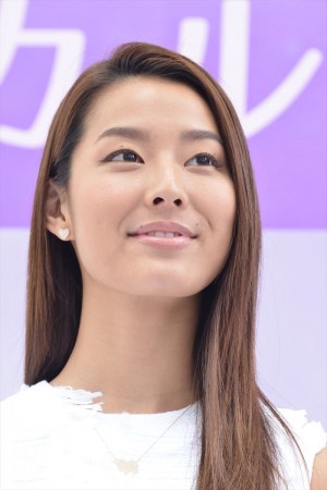 「リカルデント」新製品・テレビCM発表イベントに登壇したすみれ