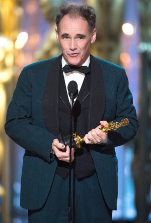 マーク・ライランス、助演男優賞（『ブリッジ・オブ・スパイ』）受賞