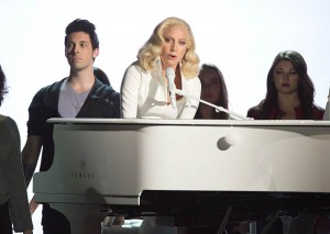 レディー・ガガ、『Til It Happens to You』を熱唱