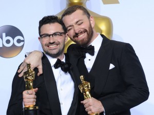 第88回アカデミー賞歌曲賞を初受賞したサム・スミス（右）とジミー・ネイプス