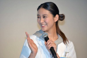 ドラマ『フラジャイル』舞台挨拶に登壇した武井咲